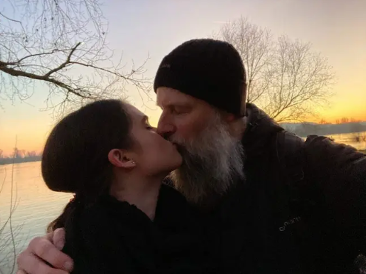 Chica inició una relación con un profesor que vio en YouTube. Los 27 años  de diferencia no la frenan | Upsocl