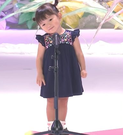 世界中で話題 童謡歌唱大会で銀賞を受賞した2歳の女の子の歌唱力がすごい Hachibachi
