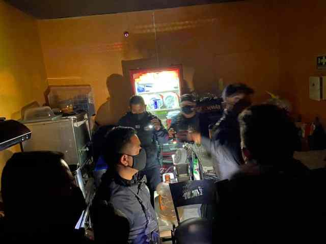 Jóvenes entraban a bar por un refrigerador falso -