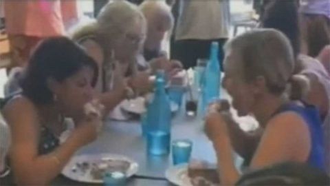 Mujer muere al comer pasteles en concurso de Australia | Periodico La Pista