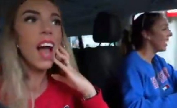 Dos youtubers arrojaron comida a un grupo de personas y recibieron una respuesta negativa por parte de los usuarios de redes