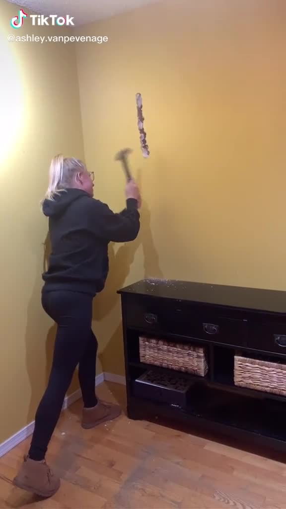 Resultado de imagen de una joven se venga del engaño de su novio dejándole un mensaje a martillazos en su casa