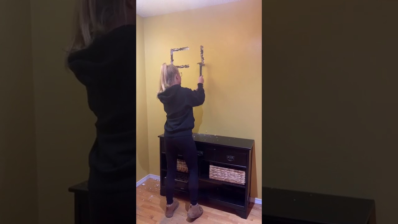 Resultado de imagen de una joven se venga del engaño de su novio dejándole un mensaje a martillazos en su casa