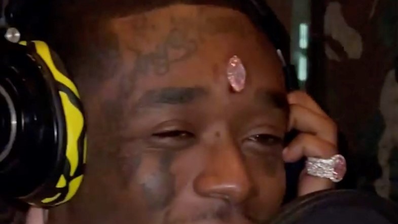 Resultado de imagen de rapero Lil Uzi Vert se injerta en la frente un diamante