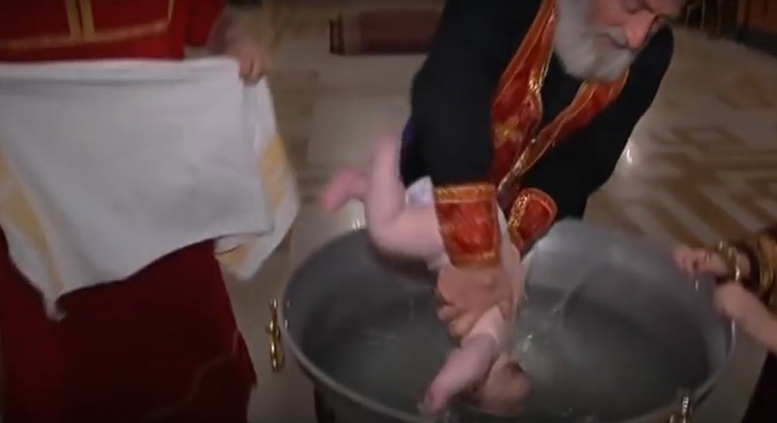 Resultado de imagen de sacerdotes ortodoxos bautizan a los niños