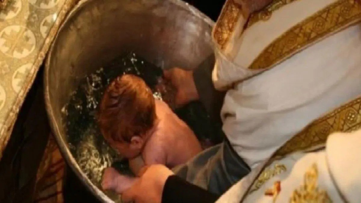 Resultado de imagen de sacerdotes ortodoxos bautizan a los niños