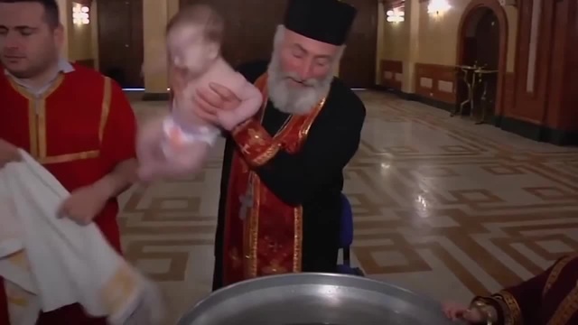 Resultado de imagen de sacerdotes ortodoxos bautizan a los niños