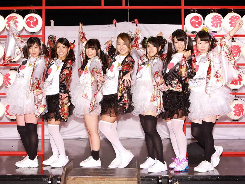 기부금내고 여배우 가슴 만지는 일본의 모금행사 (사진주의) | 인스티즈