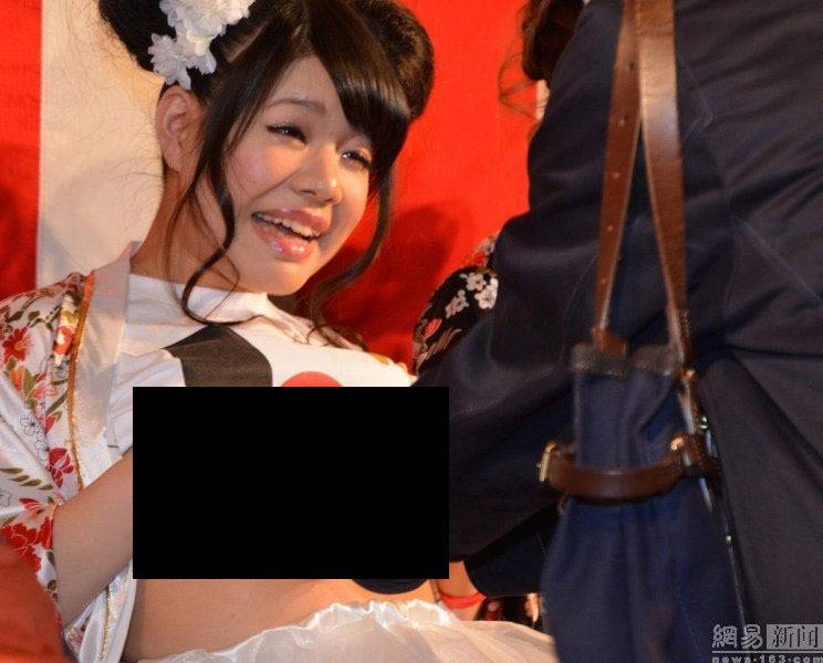 기부금내고 여배우 가슴 만지는 일본의 모금행사 (사진주의) | 인스티즈