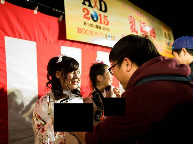 기부금내고 여배우 가슴 만지는 일본의 모금행사 (사진주의) | 인스티즈