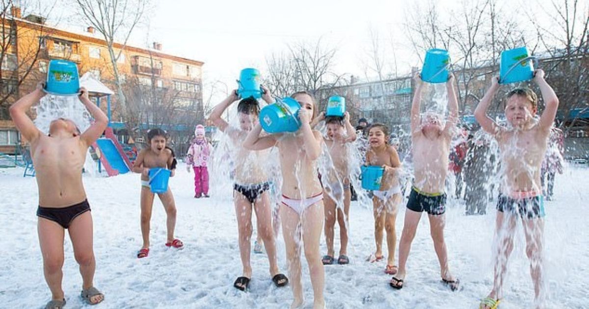 Зарядка на морозе. Обливание водой в детском саду. Лето в Сибири игры. Обливание водой в детском саду 1 Бузулук. Nudist Ice Bucket.