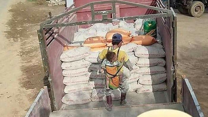 Resultado de imagen de trabaja con su hijo a espaldas tras quedar viudo