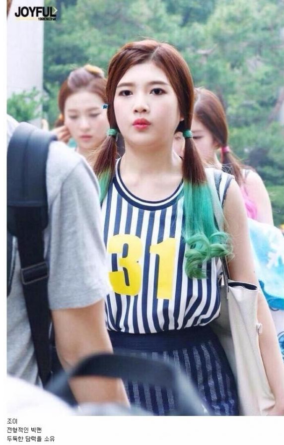 사람 2명, 문구: