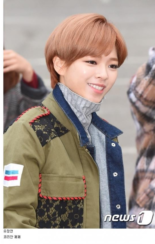 사람 1명, 서 있는 사람, 문구: