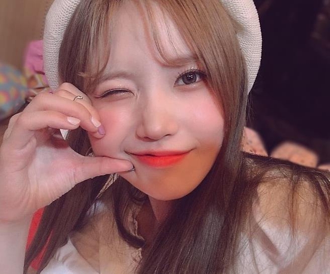 슬라이드 #SNS☆] 송하영, 과거 전효성 떠오르게 하는 볼살 통통 외모 - 아주경제