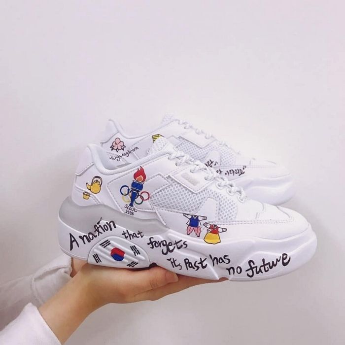 올화이트 운동화에 태극기 콕 새겨진 라카이