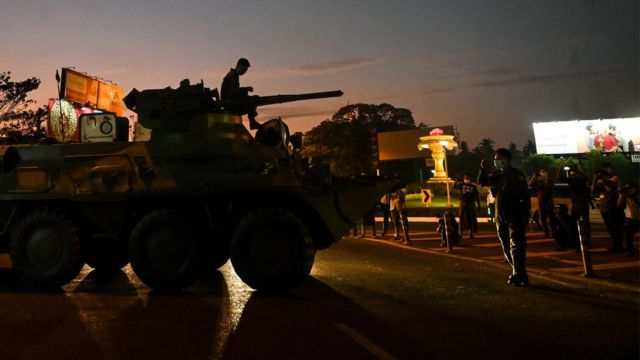 미얀마 쿠데타: 인터넷 끊긴 미얀마 거리에 장갑차가 등장했다 - BBC News 코리아