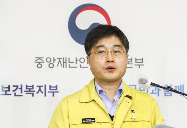 거리두기 단계 유지하되,