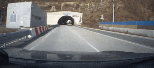 고속도로 터널 속 칼치기 대참사