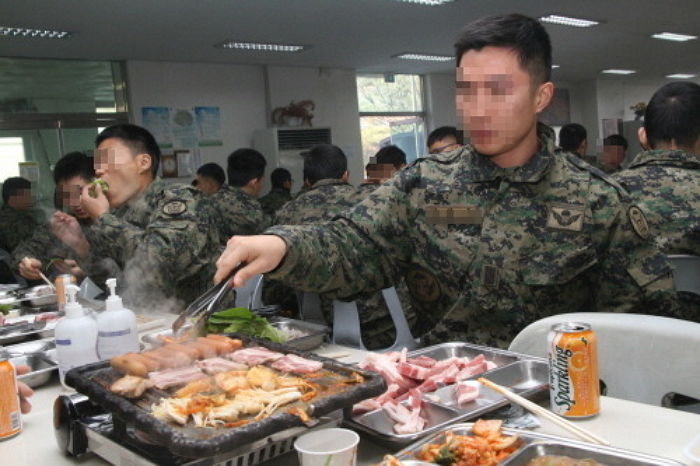 아들 생각나”···식당서 군인들 먹은 것 몰래 계산해주고 간 아주머니 - 인사이트