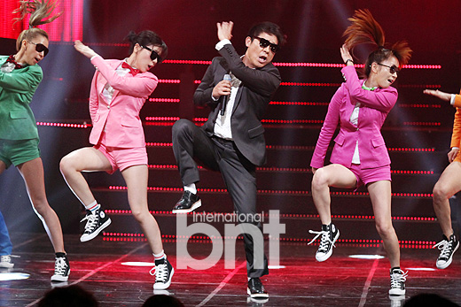 bntフォトイム・チャンジョンのセクシーなバックダンサーとドアを開けてください|韓経ドットコム