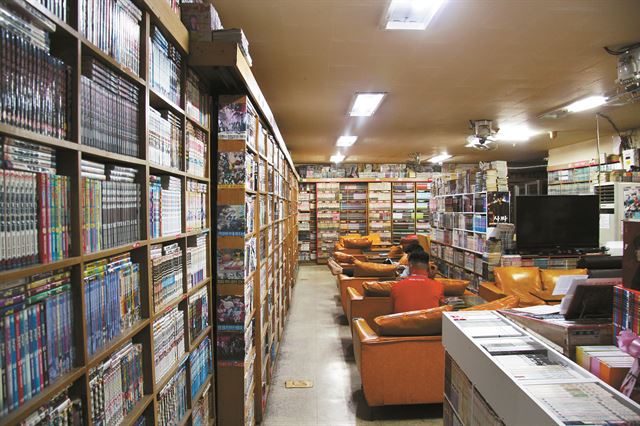 만화만 집중, 옛날식이 좋아” VS “쾌적한 공간서 데이트하기 딱”