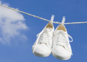 더러워진 흰 운동화 새하얗게 세탁 하는 방법