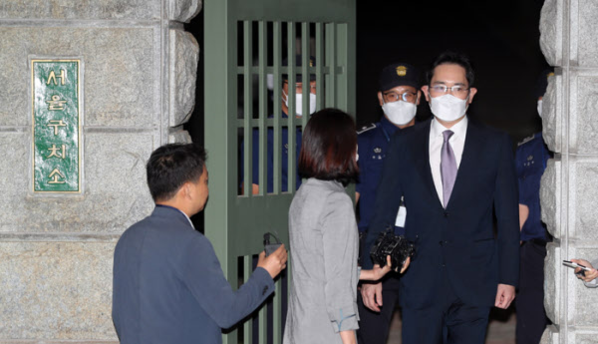 이재용 부회장 구속 면한 삼성전자, 2% 넘게 상승 출발 - Chosunbiz > 증권