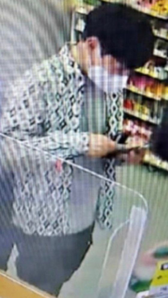 25일 반포한강공원에서 실종된 대학생 손정민(22)씨가 이날 오전 1시쯤 공원 편의점 CC(폐쇄회로)TV에 찍힌 모습. [정민씨 어머니 제공]