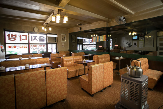 서소문사진관]30년 전 낭만이 그대로... 서울의 옛날식 다방 - 중앙일보