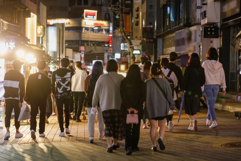 영업 제한시간인 오후 10시가 지나자 귀가하는 시민들 / 이하 뉴스1