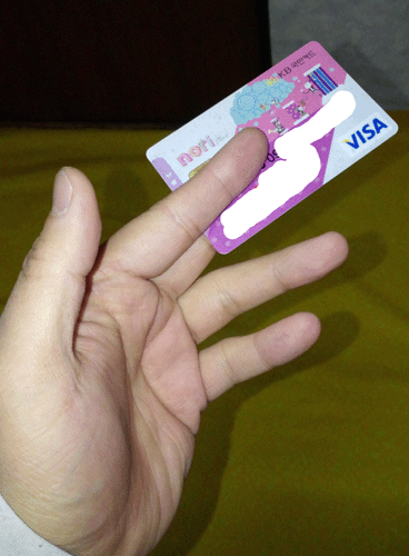 두 손가락으로 카드나 돈을 주는것을 어떻게 생각하시나요? : 클리앙