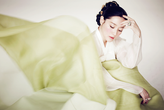 한복의 아름다움을 표현한 이영애