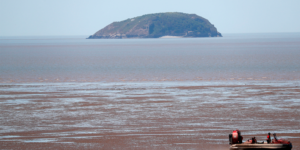 American Man's Trip to British Beach Goes Viral | 22 Words