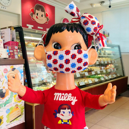 ペコちゃん人形もマスク姿に 不二家「私もつける」期待 [新型コロナウイルス]：朝日新聞デジタル
