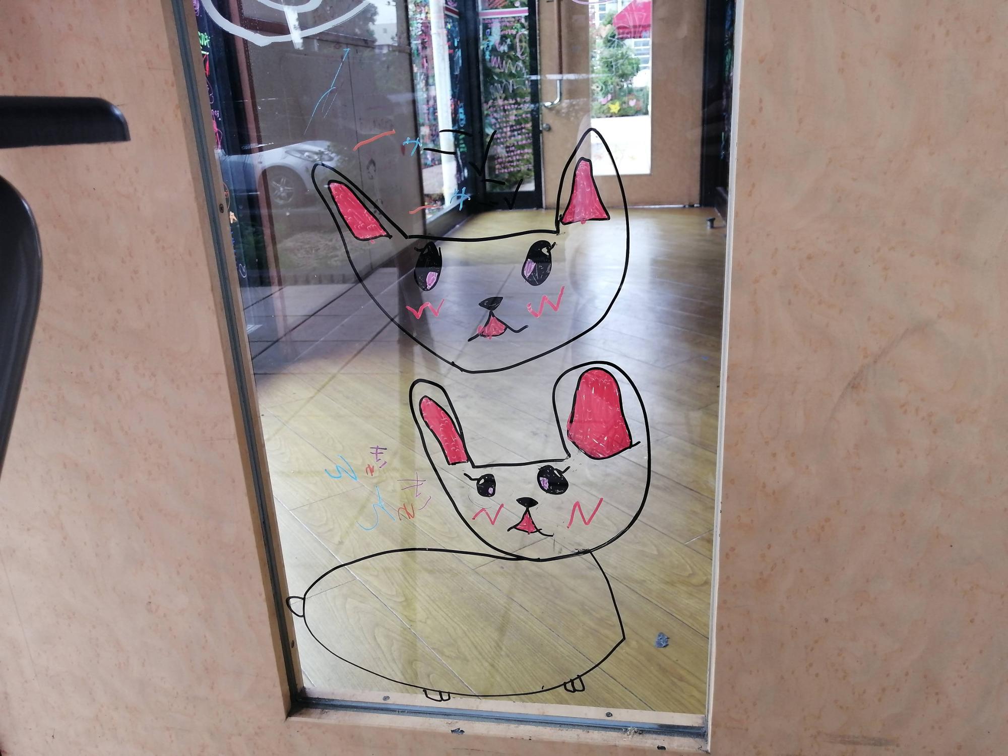 お子さんが描かれたであろう可愛い動物さんの絵。