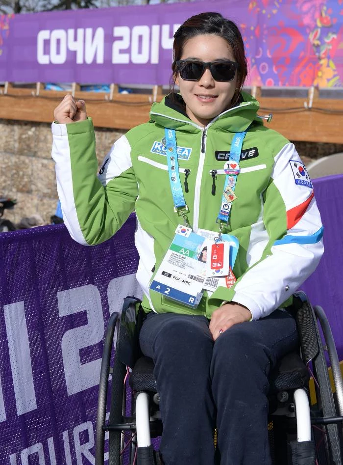 좌식 크로스컨트리 여자 1km 스프린트경기에 출전하는 서보람이가 지난 2014년 3월 10일(현지시각) 러시아 소치 산악클러스터 라우라 크로스컨트리 & 바이애슬론센터에서 훈련에 앞서 선전을 다짐하며 파이팅을 외치고 있다 / 소치(러시아)=뉴스1