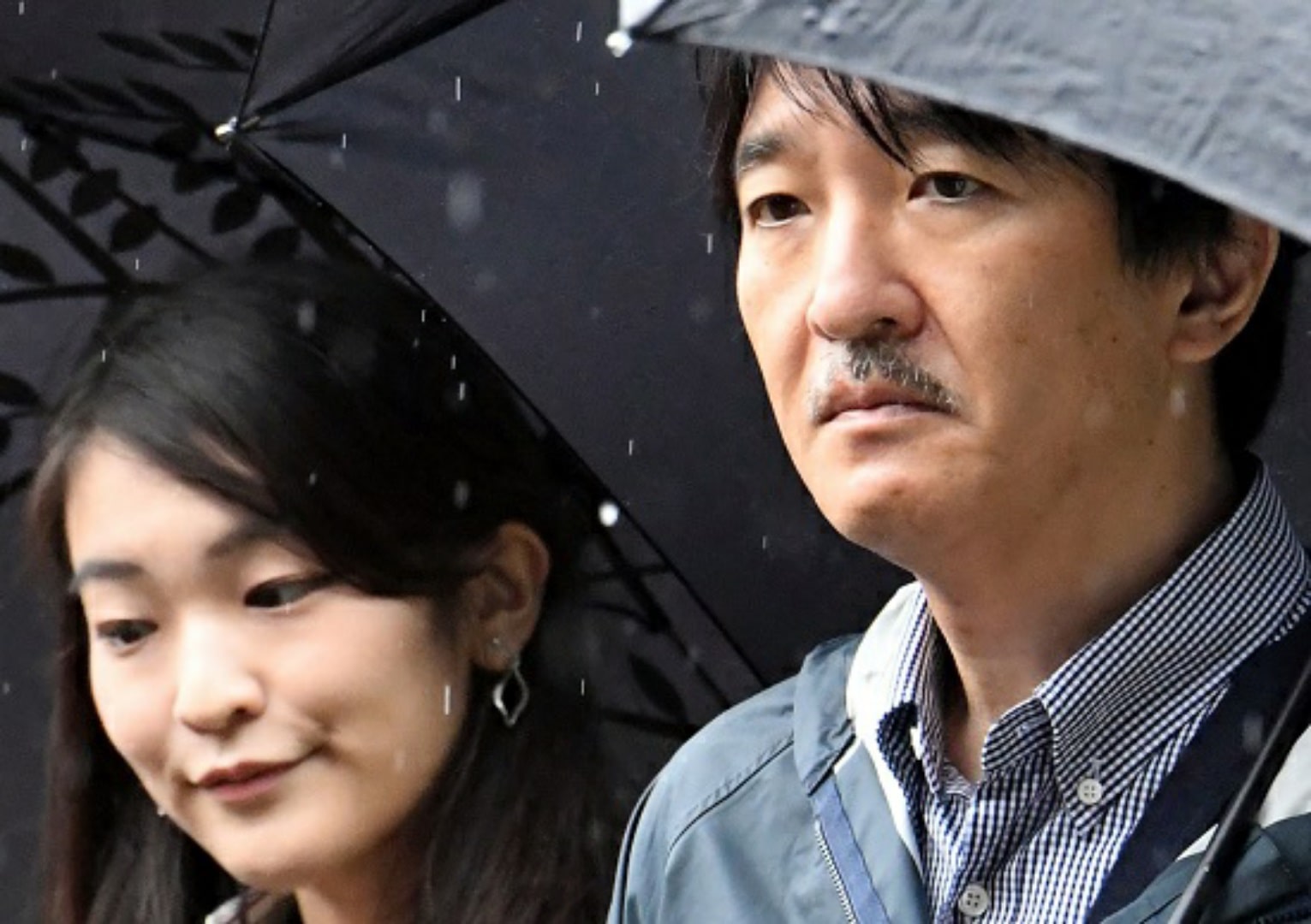 小室圭さん「眞子は俺の奴隷なンだよDVD」に、秋篠宮さま“涙”「会見収録」の前日に贈られた仰天プレゼント – 皇室 菊のカーテン