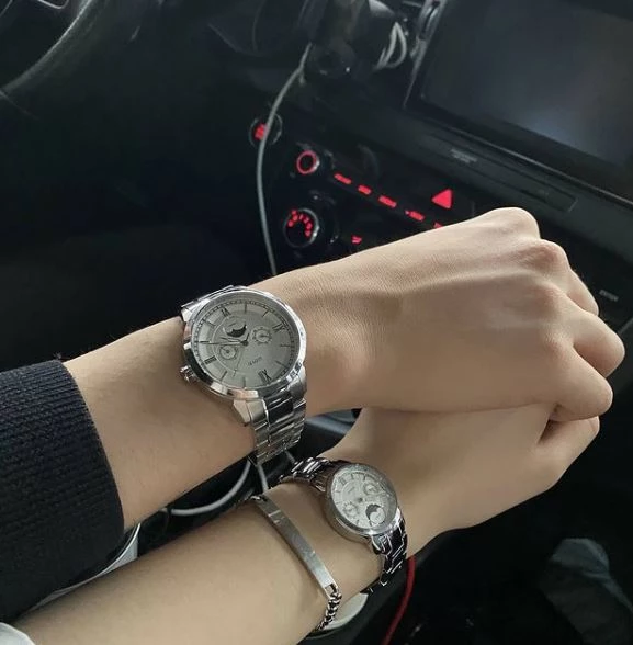 커플 시계 / 이하 윤재식 군 인스타그램