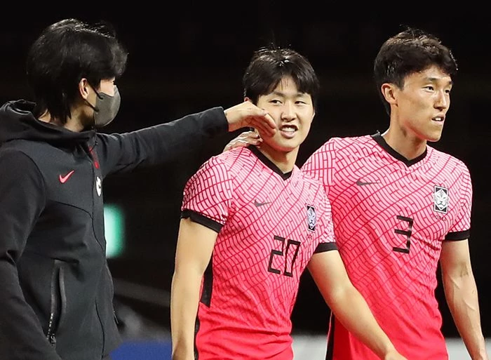 이강인(가운데)과 김진야(우)