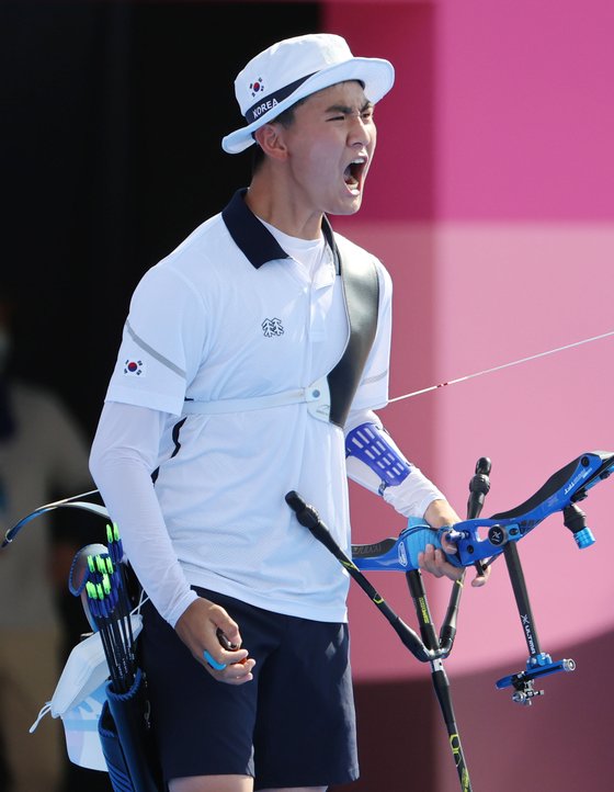 소년 신궁' 김제덕의 포효…금메달 범 내려왔다 - 중앙일보