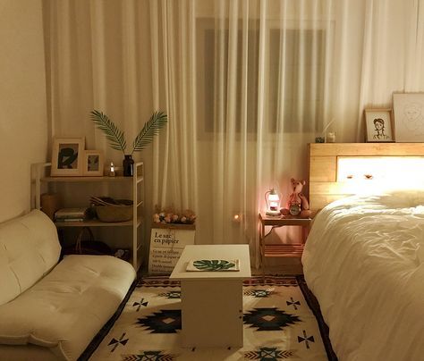 자취가 하고싶어 자취방처럼 꾸민 방 💡 @a_avava . 자취로망은 늘 가득하지만 독립할 용기가 없어 가족과 함께 사는 집이지만 원룸인 척 꾸며봤어요! 방에서 가장 큰 가구인 원목침대를… | Ide dekorasi rumah, Ide kamar