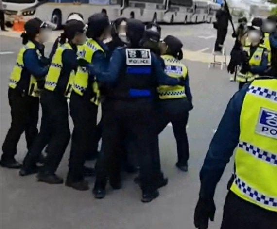 시위 진압 영상에...또 고개드는 '여경 무용론'