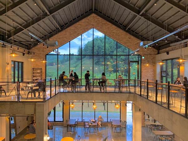 궁전같은 규모의 춘천 신상카페 '38MILE' - MS투데이