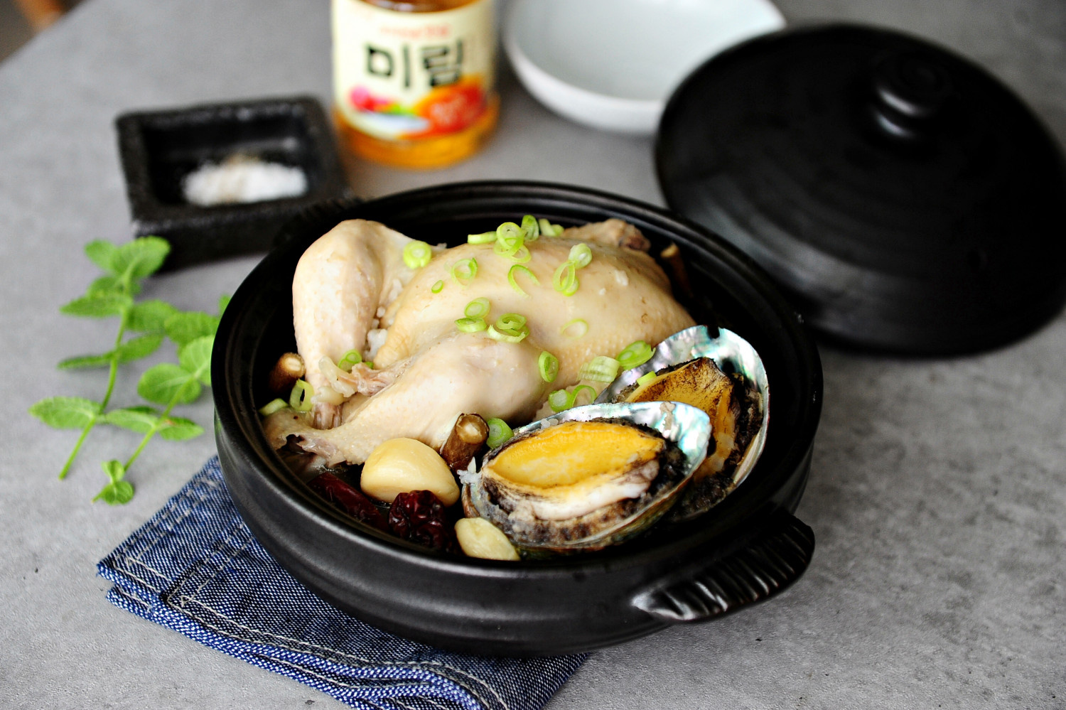 보양식하면 전복삼계탕 아니겠어~?