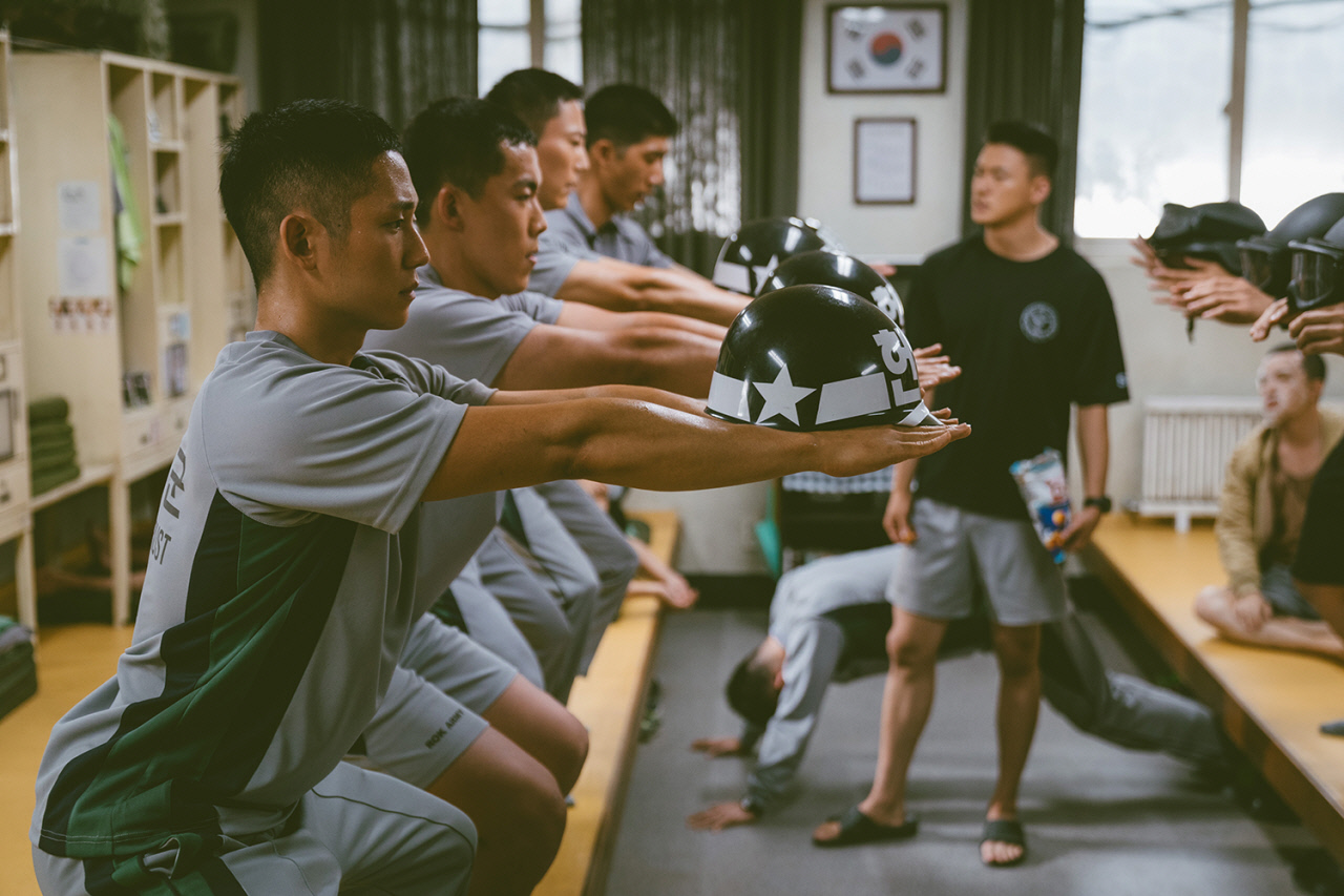 리뷰 - 넷플릭스 드라마 &#39;D.P.&#39;]드라마 같은 현실, 현실 같은 드라마 - 경향신문