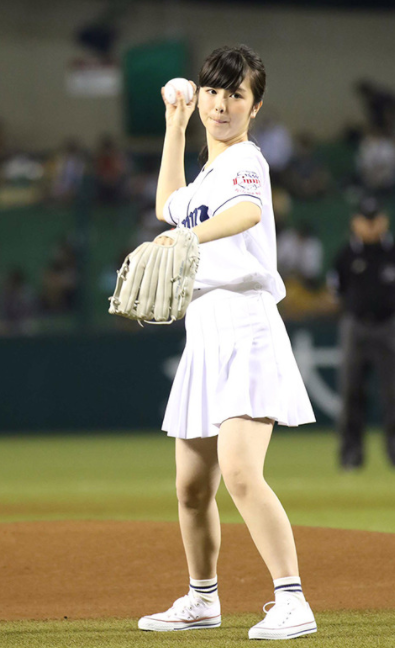 浜辺美波の 恥ずかし写真 流出 白のミニスカートから アレ が丸見え Hachibachi