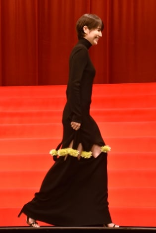 画像・写真 | 長澤まさみ、タイトなニットドレスでボディラインあらわ 美脚チラ見せに沢村一樹「ひざしか見てない」 12枚目 | ORICON NEWS