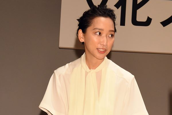 東出昌大「毎晩子供と会話」杏の健気さに「泣けてくる」の声 | 女性自身