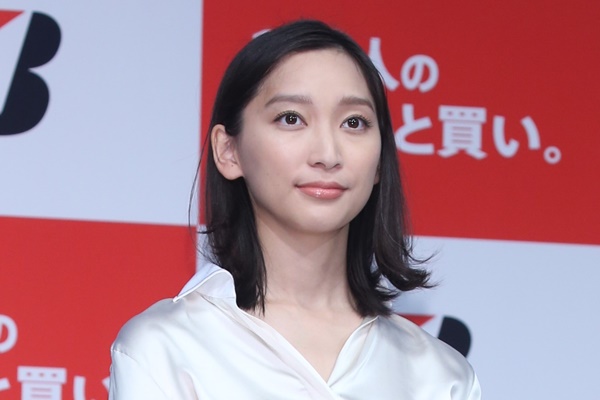 杏「ご迷惑を…」と騒動陳謝 離婚に踏み切れない母の思い | 女性自身